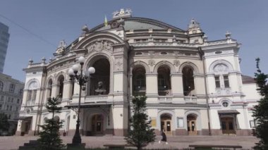 Kyiv. Ukrayna: Ukrayna Ulusal Operası. Hava görüntüsü, ağır çekim, düz, gri