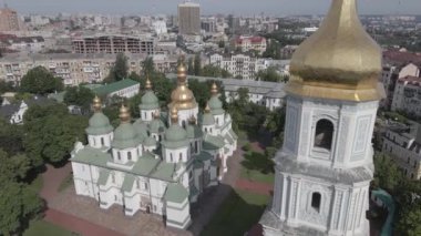Kyiv. Ukrayna: Kyiv 'deki Aziz Sophias Katedrali. Hava görüntüsü, ağır çekim, düz, gri