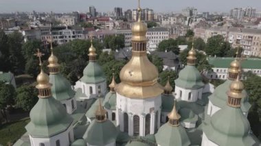 Kyiv. Ukrayna: Kyiv 'deki Aziz Sophias Katedrali. Hava görüntüsü, ağır çekim, düz, gri