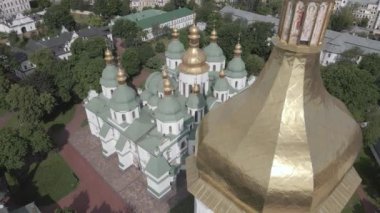 Kyiv. Ukrayna: Kyiv 'deki Aziz Sophias Katedrali. Hava görüntüsü, ağır çekim, düz, gri
