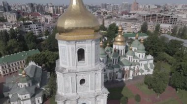 Kyiv. Ukrayna: Kyiv 'deki Aziz Sophias Katedrali. Hava görüntüsü, ağır çekim, düz, gri