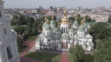 Kyiv. Ukrayna: Kyiv 'deki Aziz Sophias Katedrali. Hava görüntüsü, ağır çekim, düz, gri