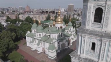 Kyiv. Ukrayna: Kyiv 'deki Aziz Sophias Katedrali. Hava görüntüsü, ağır çekim, düz, gri