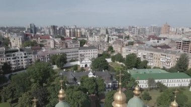 Kyiv. Ukrayna: Kyiv 'deki Aziz Sophias Katedrali. Hava görüntüsü, ağır çekim, düz, gri