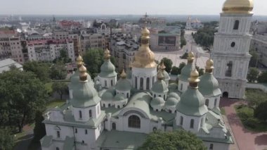 Kyiv. Ukrayna: Kyiv 'deki Aziz Sophias Katedrali. Hava görüntüsü, ağır çekim, düz, gri