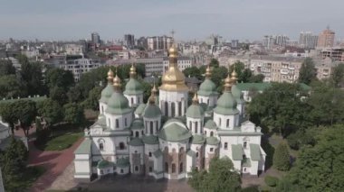 Kyiv. Ukrayna: Kyiv 'deki Aziz Sophias Katedrali. Hava görüntüsü, ağır çekim, düz, gri