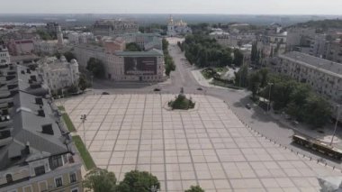 Kyiv. Ukrayna: Kyiv 'deki Aziz Sophias Katedrali. Hava görüntüsü, ağır çekim, düz, gri