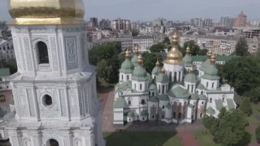 Kyiv. Ukrayna: Kyiv 'deki Aziz Sophias Katedrali. Hava görüntüsü, ağır çekim, düz, gri