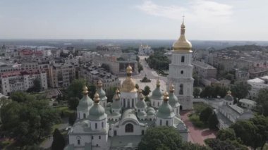 Kyiv. Ukrayna: Kyiv 'deki Aziz Sophias Katedrali. Hava görüntüsü, ağır çekim, düz, gri