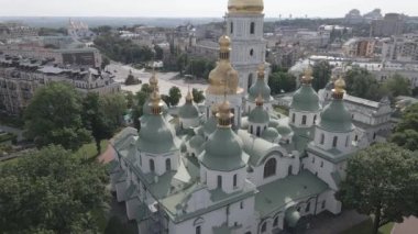 Kyiv. Ukrayna: Kyiv 'deki Aziz Sophias Katedrali. Hava görüntüsü, ağır çekim, düz, gri