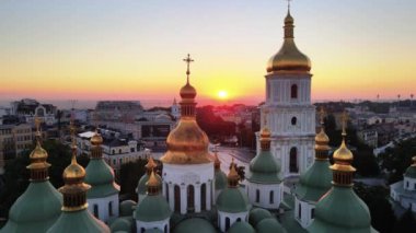 Kyiv. Ukrayna. Hava görüntüsü: Şafakta Aziz Sophia Kilisesi.