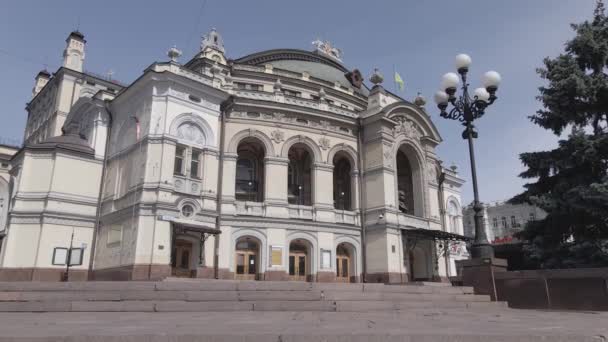 Kijów. Ukraina: Narodowa Opera Ukrainy. Widok z lotu ptaka, zwolniony ruch, płaski, szary — Wideo stockowe