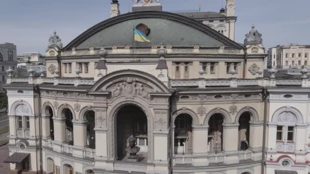 Kiev. Ucrania: Ópera Nacional de Ucrania. Vista aérea, cámara lenta, plana, gris — Vídeo de stock