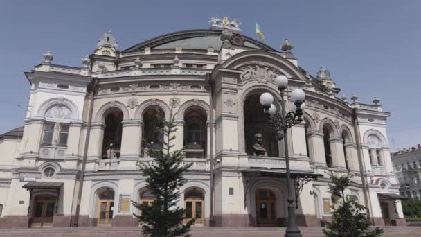 Kiev. Ucrania: Ópera Nacional de Ucrania. Vista aérea, cámara lenta, plana, gris — Vídeos de Stock