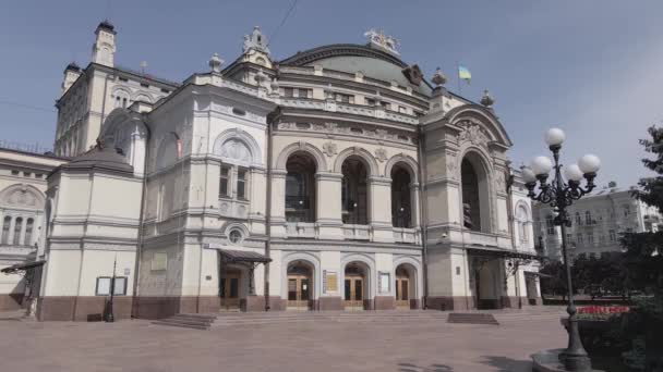 Kyjev. Ukrajina: Národní opera Ukrajiny. Letecký pohled, zpomalený, plochý, šedý — Stock video