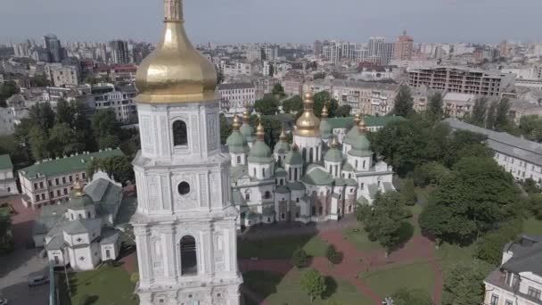 Kiev. Ucrania: Catedral de Santa Sofía en Kiev. Vista aérea, cámara lenta, plana, gris — Vídeo de stock