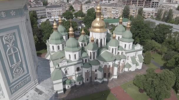 Kiovassa. Ukraina: Pyhän Sofian katedraali Kiovassa. Antenninäköala, hidastettu, tasainen, harmaa — kuvapankkivideo