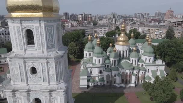 Kiev. Ucrania: Catedral de Santa Sofía en Kiev. Vista aérea, cámara lenta, plana, gris — Vídeo de stock