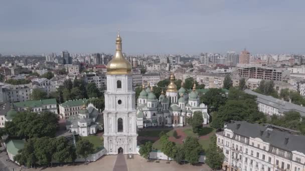 Kiew. Ukraine: Sophienkathedrale in Kiew. Luftaufnahme, Zeitlupe, flach, grau — Stockvideo