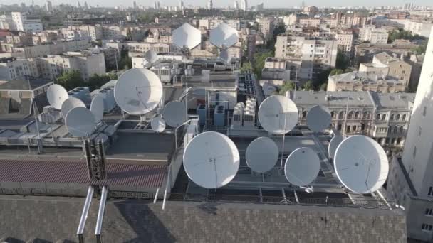 Телевизионные антенны на крыше здания. Воздушный. Киев, Украина, квартира, дом — стоковое видео