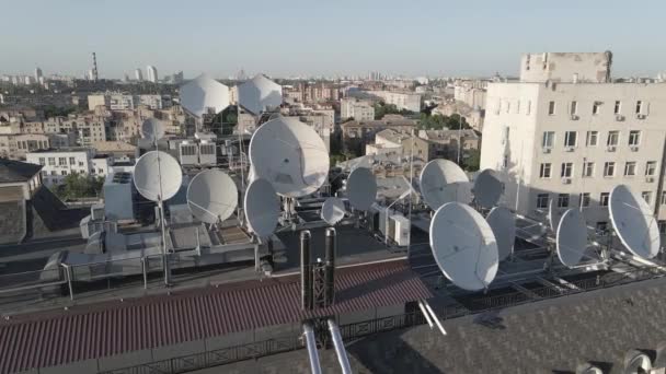 Binanın çatısında televizyon anteni var. Havadan. Kyiv, Ukrayna, düz, gri — Stok video