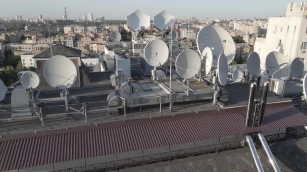 건물 지붕에는 TV 안테나가 있다. 공중에서요. 우크라이나, 키프, 납작 한 회색 — 비디오