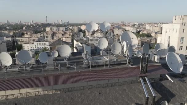 Antenas de TV en la azotea del edificio. Aérea. Kiev, Ucrania, plano, gris — Vídeos de Stock