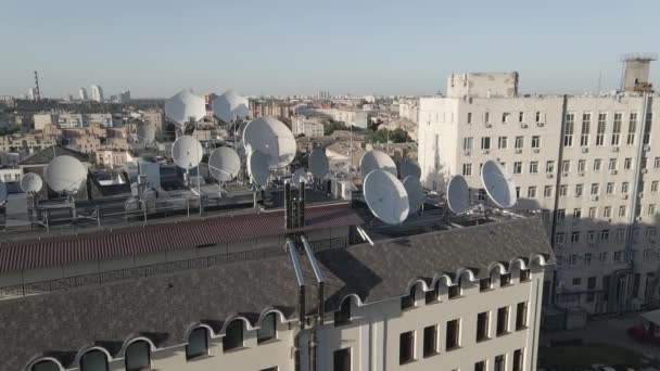Anteny telewizyjne na dachu budynku. Z powietrza. Kijów, Ukraina, płaski, szary — Wideo stockowe
