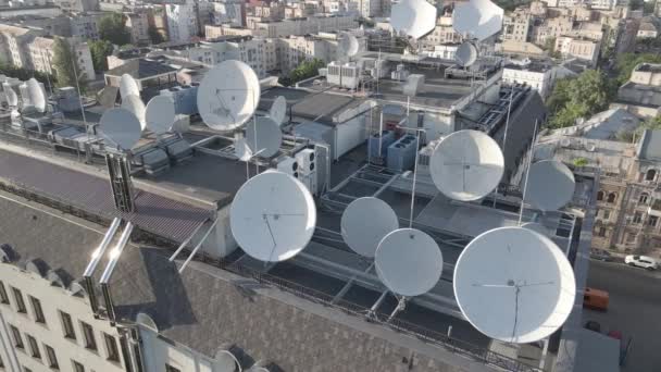 Binanın çatısında televizyon anteni var. Havadan. Kyiv, Ukrayna, düz, gri — Stok video