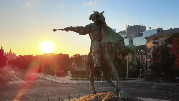 Пам'ятник Богдану Хмельницькому вранці на світанку. Вид з повітря. — стокове відео