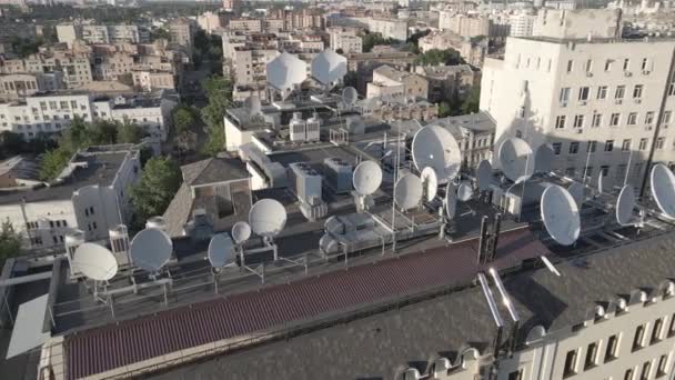 Tv-antenner på taget af bygningen. Antenne. Kiev, Ukraine, flad, grå – Stock-video