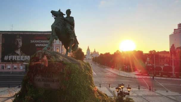 Das Denkmal für Bogdan Chmelnizki in der Morgendämmerung. Luftaufnahme. — Stockvideo