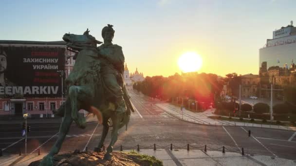 Das Denkmal für Bogdan Chmelnizki in der Morgendämmerung. Luftaufnahme. — Stockvideo