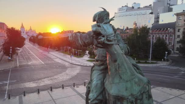 Monument voor Bogdan Khmelnitsky in de ochtend bij zonsopgang. Luchtzicht. — Stockvideo