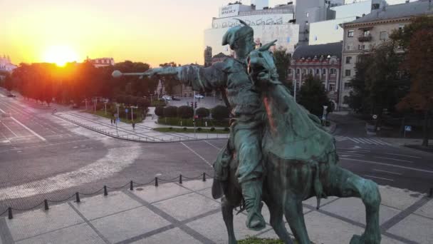 Sabahın köründe Bogdan Khmelnitsky anıtı. Hava görünümü. — Stok video