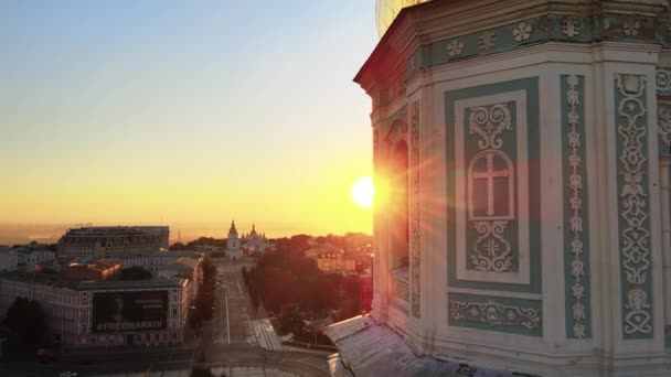 Kiev. Ucrânia. Vista aérea: Igreja de Santa Sofia pela manhã ao amanhecer. — Vídeo de Stock