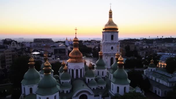 Kiev. Ucrania. Vista aérea: Iglesia de Santa Sofía por la mañana al amanecer. — Vídeo de stock