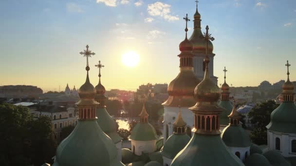Kiew. Ukraine. Luftaufnahme: St. Sophia Kirche in der Morgendämmerung. — Stockvideo