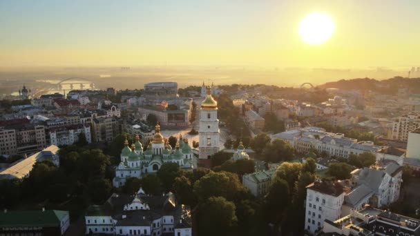 Kiev. Ucrania. Vista aérea: Iglesia de Santa Sofía por la mañana al amanecer. — Vídeos de Stock