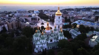 Kyiv. Ukrayna. Hava görüntüsü: Şafakta Aziz Sophia Kilisesi.