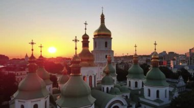 Kyiv. Ukrayna. Hava görüntüsü: Şafakta Aziz Sophia Kilisesi.