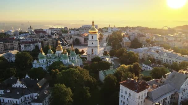 Kiev. Ukraina. Flygfoto: St Sophia Church på morgonen i gryningen. — Stockvideo