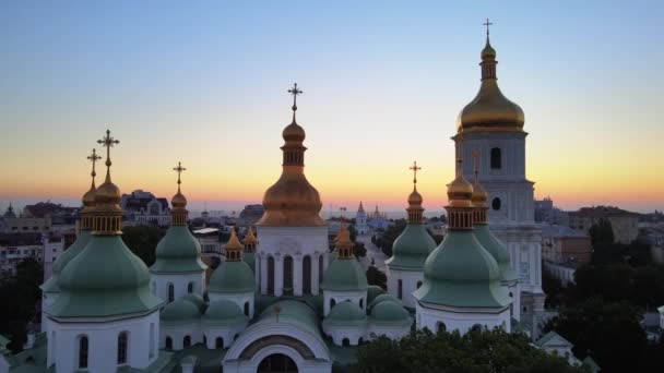 Киев. Украина. Вид с воздуха: Церковь Святой Софии утром на рассвете. — стоковое видео