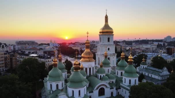 Kiew. Ukraine. Luftaufnahme: St. Sophia Kirche in der Morgendämmerung. — Stockvideo