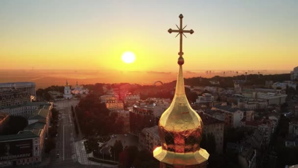 Kiev. Ucrânia. Vista aérea: Igreja de Santa Sofia pela manhã ao amanhecer. — Vídeo de Stock