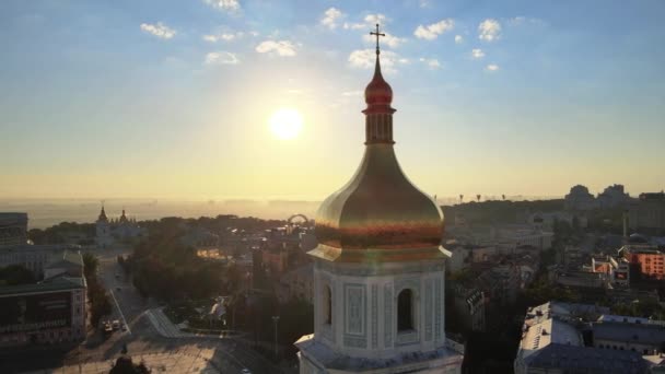 Kiev. Ucrania. Vista aérea: Iglesia de Santa Sofía por la mañana al amanecer. — Vídeos de Stock