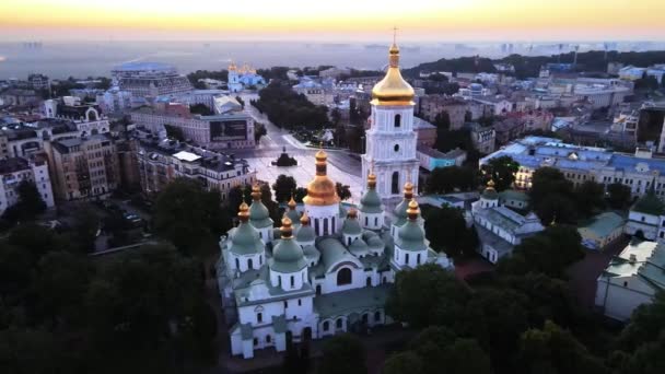 Kiev. Ukraina. Flygfoto: St Sophia Church på morgonen i gryningen. — Stockvideo