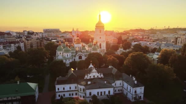 Kiev. Ucrânia. Vista aérea: Igreja de Santa Sofia pela manhã ao amanhecer. — Vídeo de Stock