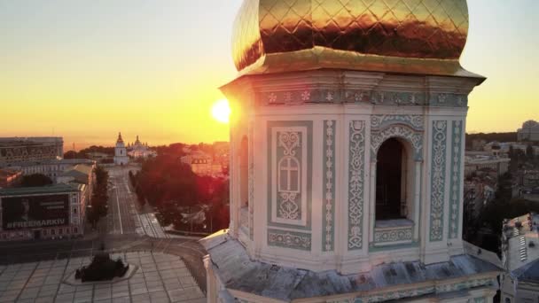 Kiev. Ucrânia. Vista aérea: Igreja de Santa Sofia pela manhã ao amanhecer. — Vídeo de Stock