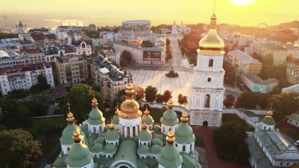 Kiew. Ukraine. Luftaufnahme: St. Sophia Kirche in der Morgendämmerung. — Stockvideo